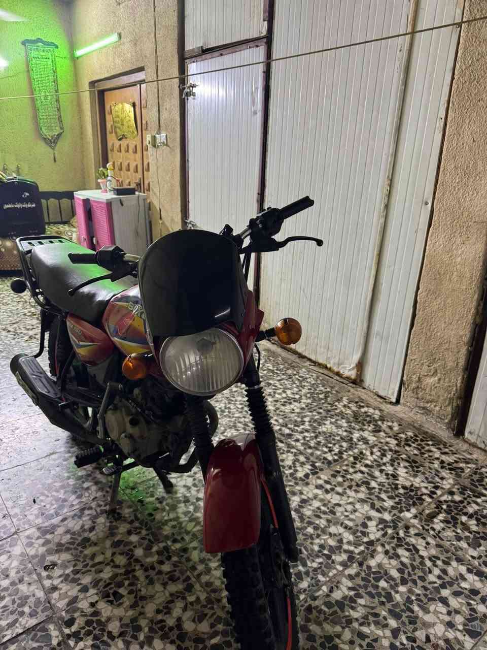 السلام عليكم دراجه بوكسر كلاسك بيها نقص ورقتين دراجه خير من الله لا تنقيص ولا تبخير شغاله سلف وهندر وياها صندوك مابي شي وشاحنه وستاند يعني كبل بوجهك تطلع تشتغل بيها السعر 850 وبيها مجال مكاني بغداد البياع ***********
