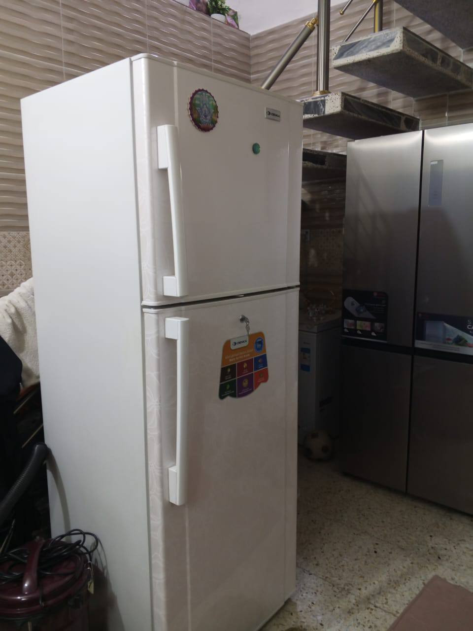 سلام عليكم
ثلاجه بابين اخت الجديده مابيها اي شي
ثلاجه فول تبريد البيع السعر ٣٠٠ وبيها مجال 
المكان بغداد الجديدة *********** علاء النعيمي
