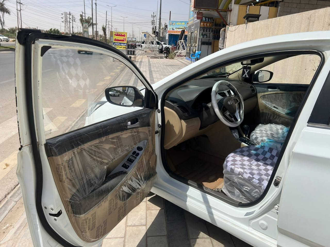السلام عليكم
للبيع فقط اكسنت موديل 2014  فول مواصفات محرك 1600 جاهزه من كلشي عايزه فقط تخم تاير السياره بيها طخات بسيطه ابيعك حزام رقم كربلاء باسمي مداور ثاني يوم  السعر 85 وبيها مجال بسيط مكانها النجف الاشرف الكوفه. رقم الموبايل ***********
