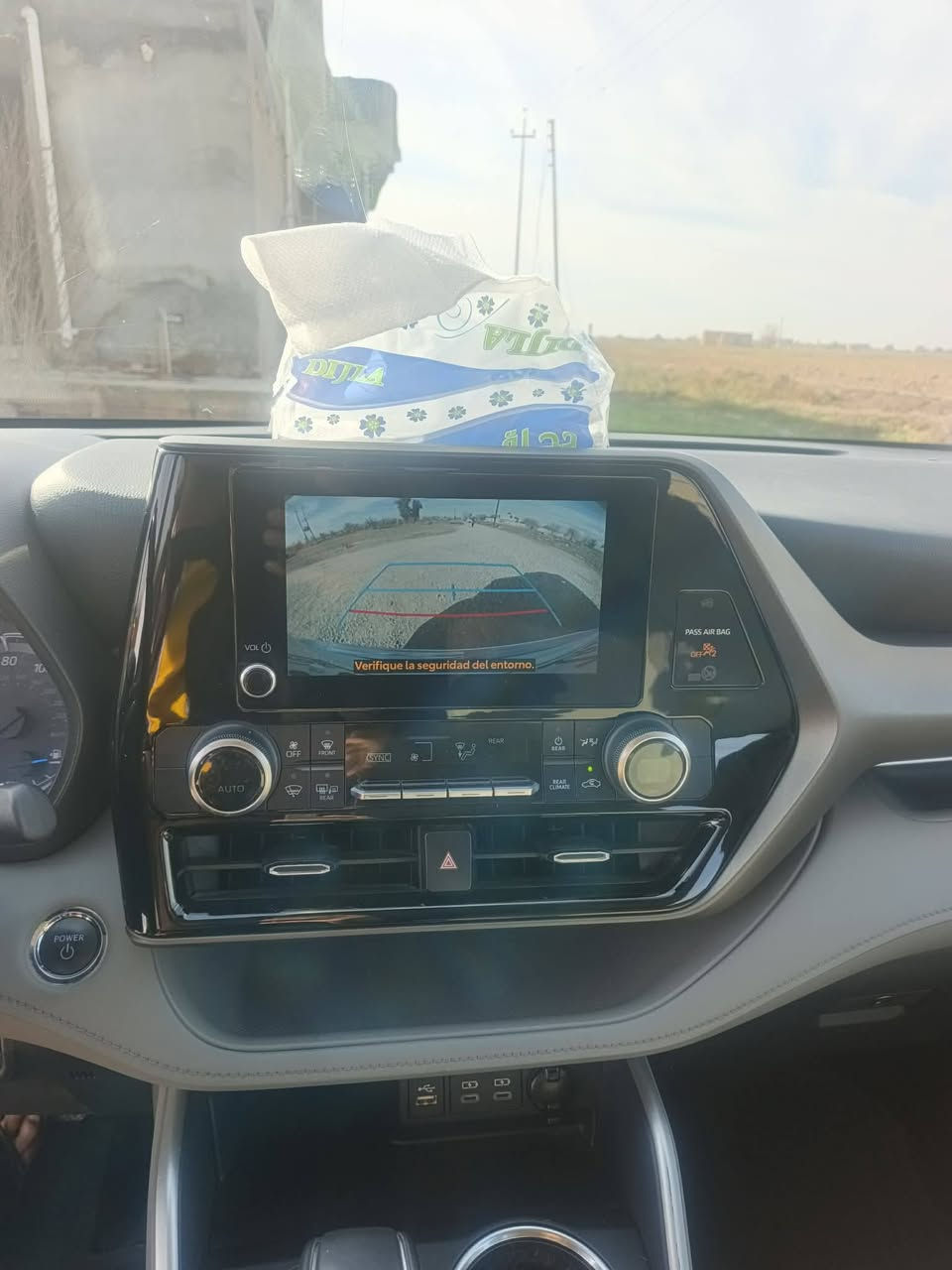 السلام عليكم سياره للبيع تويوتا هايلندر موديل 2023 هايبرد
ضرر قطعه واحده الجامرلق السكن من دون دواخل 
رقم اربيل بسمي شرط التحويل بطاقه بانزين بيه مكان السياره كركوك الحويجة السعر 340 وبيه مجال الشراي يتصل ويبشر ***********
