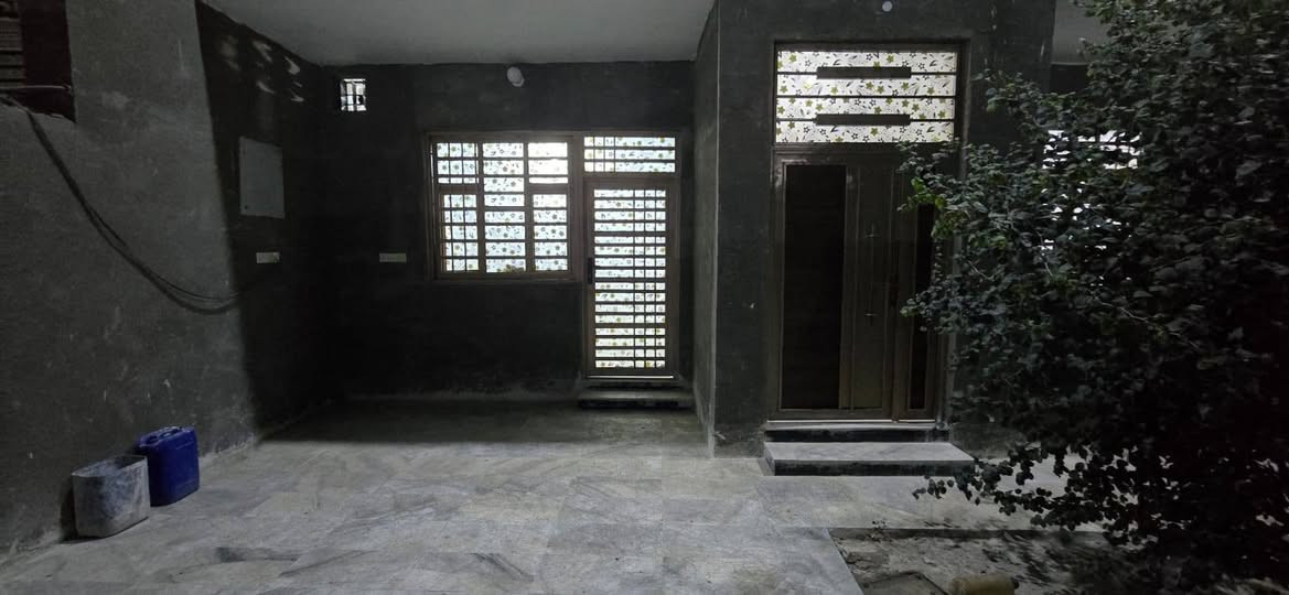 بيت للبيع مساحة 200 متر، العنوان حي الغدير الأولى، قرب شارع 20، ثاني فرع ع جهة اليمين
طابقين
الطابق الأول عكاده بناء سنة 2019، يتكون من غرف نوم عدد 2+صالة +مطبخ +أستقبال +مجموعة صحية داخلية وخارجية +مدخل مع حديقة+كراج سيارة
أما الطابق الثاني كونكريت بناء سنة 2025 حديث، يتكون من غرف نوم عدد 4 +صالة +مجموعة صحية
واجهة 10، نزال 20
السعر خاص أو الأتصال ع الرقم
***********
