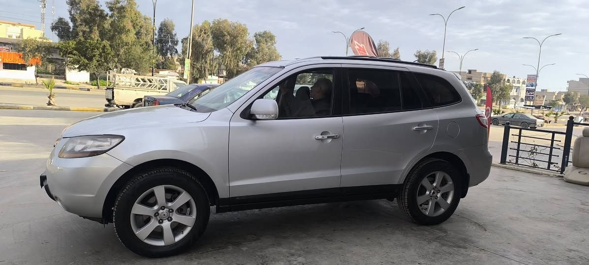 السلام عليكم
هيونداي سنتافي خليجي راكب 6سلندر
السياره فول مواصفات عدا البصمه 
رقم وسنوية جديد 
طخم وطخم تأيرات جديد 
سياره بوند وجاملخ و مكانين صغار صبغ بدون اي داخل

السعر 135 ومجال بسيط
الرقم ***********
        ***********
