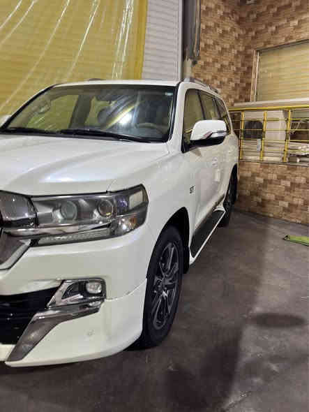 تويوتا لاندكروز  VXR مديل 2017 خليحي  
فول مواصفات السيارة  
محرك V8 حجم 5700 كفاله
كشنات اماميه كهرباء
ايرباك عدد 8
حساسات امامي خلفي
كاميرا خلفيه
ثلاجه 
كشنات كهرباء عدد 2
بصمه وتشغيل عن بعد بلادي 
سلايت  روف 
دبل ماوس 
مثبت سرعة
لايت اسود زنون وبخاخ لايت 
شاشه  بلادي 
كمبريسر هواء بالصندوك 
السياره جديده   بدون حادث بدون بارد 
مكفوله كفاله عامه 
رقم دهوك باسمي
السياره جدا جديده وكله ع بلاد 
ما بيه اي نقص 
تخم تاير قبل شهر شاد وبطاريه جديده 
ماشيه 119 الف كيلو 
السعر نهائي 515 ورقه
هاتف*********** البصرة

