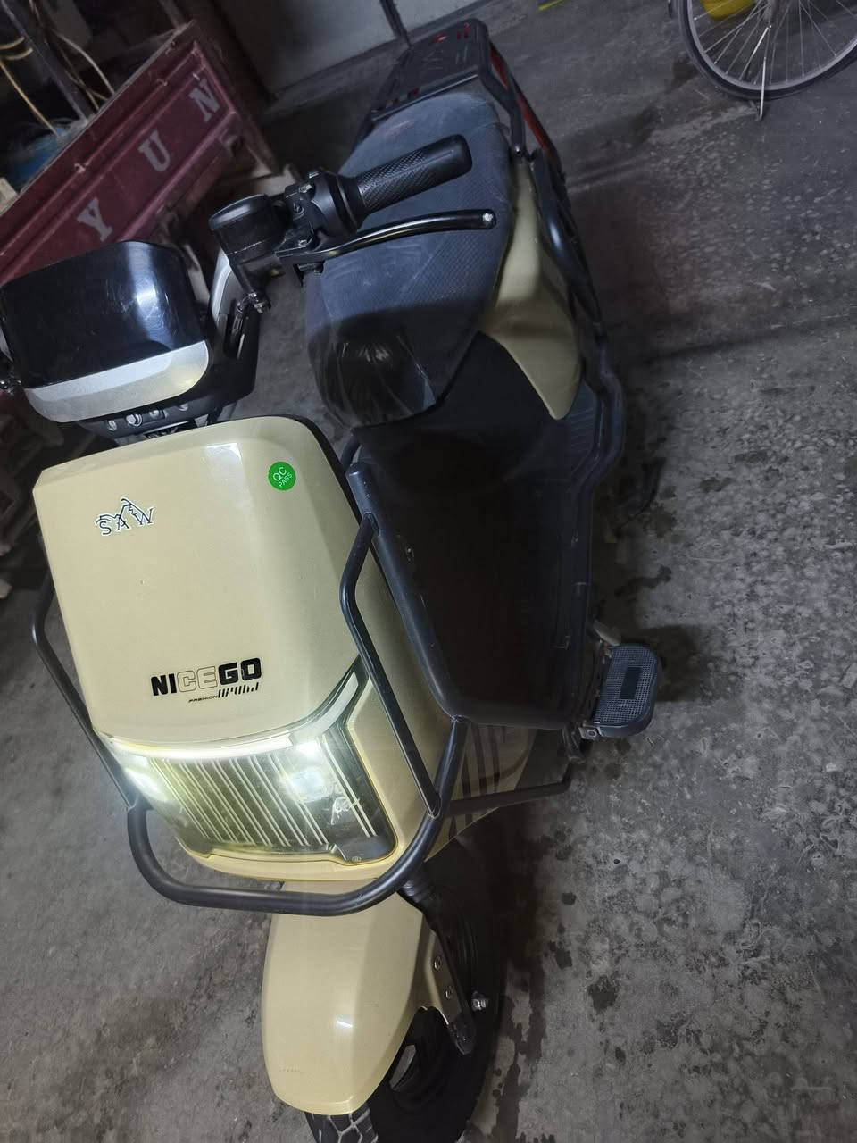 السلام عليكم دراجه ساو شحن
ست بطاريات 32 أمبير 72 فولت
دراجه نضيفه قبل ثلاث أيام مبدل بطاريات جدد
ضايف إلها سماعه بلوتوث وستاند موبايل 
دراجه كامله مكمله شغل وطلع 
بيها فقط نمر واكفه عل ثالثه وهيه أربع نمر
سعر 550 ربع ما ينزل منها رقم الهاتف ***********
بغداد زيونه أو بغداد العبيدي
