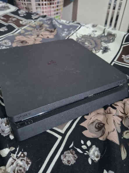 السلام عليكم بلايستيشن 4 سلم 500 كيكا بايت مستعمل للبيع مستعمل أسبوعان فقط و الجهاز نضيف و غير داخل صيانه تقدر تتاكد من تريد تشتري و الجهاز يأتي معه 2جوستكات تجاريات(يدات)+2العاب(Deuil May Cry5+GTA 5)هذه الألعاب وكامل ملحقاته ويأتي معاه يو بي اس(شاحن)يدوم الى15دقيقه أو ربع ساعه السعر خاص رقم التواصل***********.
ملاحظه:الجهاز مابي الكارتونه الخاصه بي.
