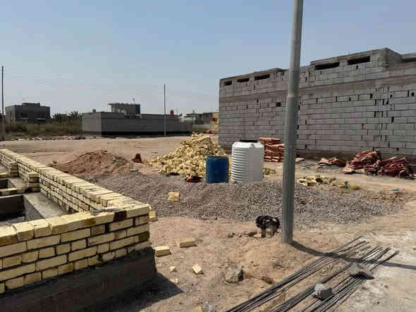 سلام عليكم قطعه للبيع العنوان شط العرب جسر خالد زين العابدين مقابيل اسواق ابو حيدر قبل مدرسه الهليه المساحه 80 بيه فضله 10متر ملك صرف زراعي بسم عراقي السعر 27 التصال *********** البصرة
