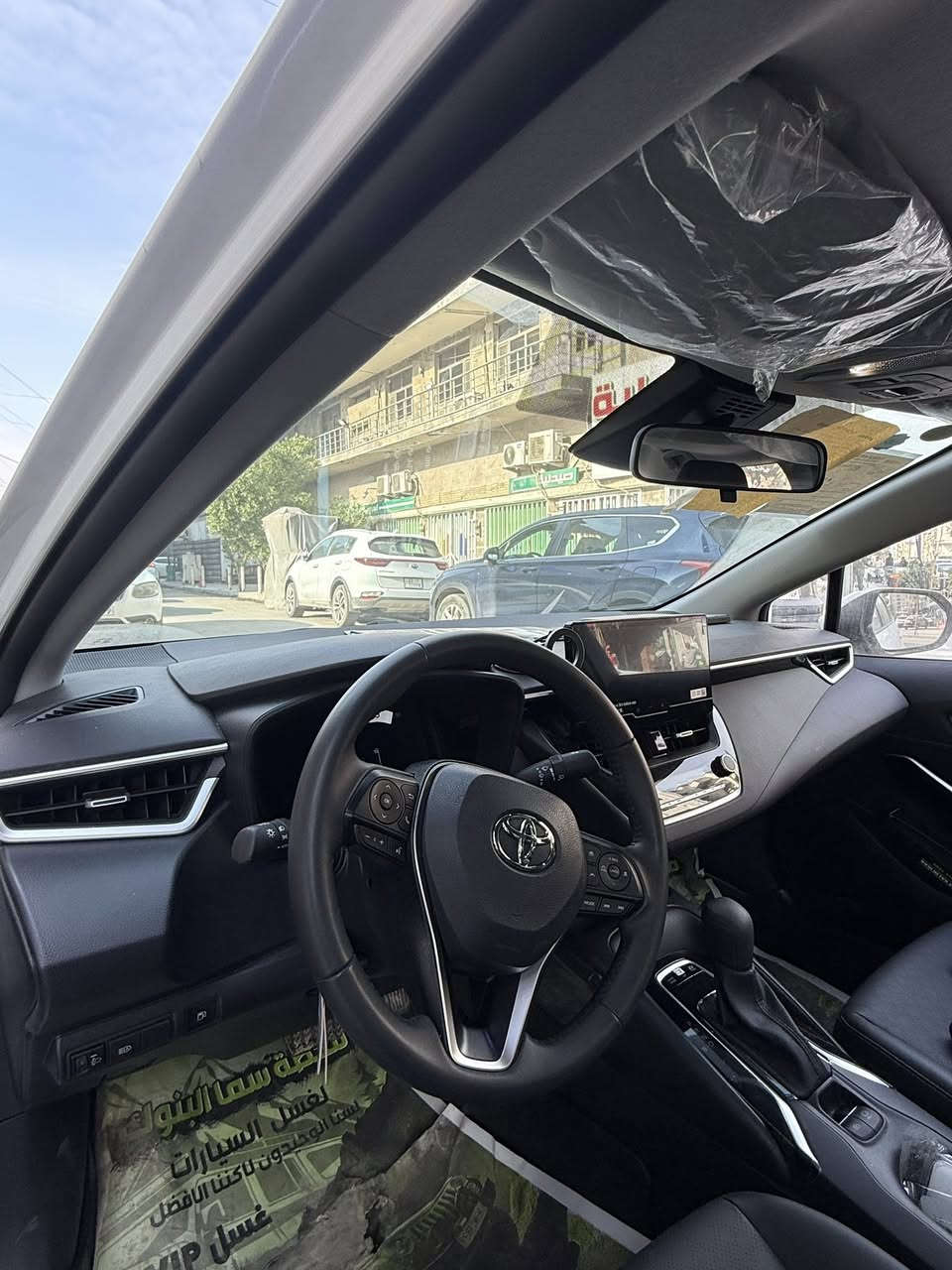 السلام عليكم 
كورلا 2025 هايبرد الشكل الخليجي 
محرك 1800 
كشنات جلد 
فتحة سقف 
تحديد مسار 
لايتات زنون 
بصمة 
تبريد خلفي 
***********
