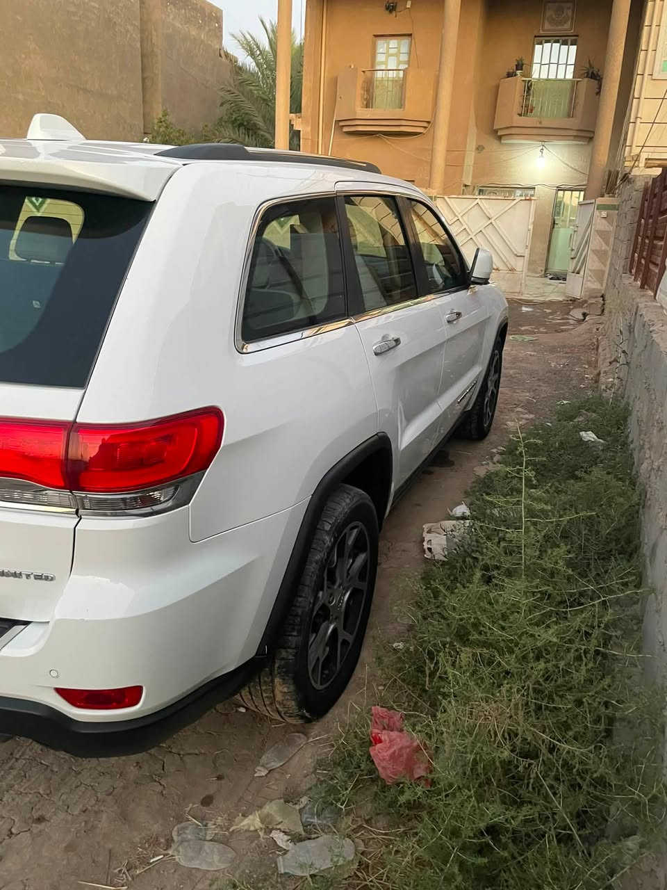 سلام عليكم جيب لمتد ابلاص مكفوله من الصبغ بيها ثلاث مكانات بارد ماشيه ١٠٠ الف كيلو متر سعرها ٢٣٥ وبيها شي بسيط جدا ***********
