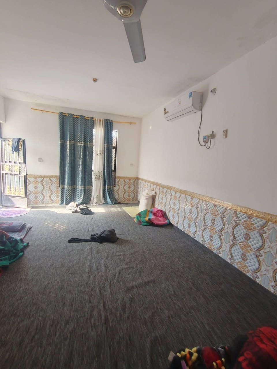 سلام عليكم 
بيت 200متر زراعي نهايه شارع المستوصف 30
طارمه صاله 9في 4
مطبخ واستقبال صحيات 
بيت كله سيراميك جديد
سعره 27
***********
