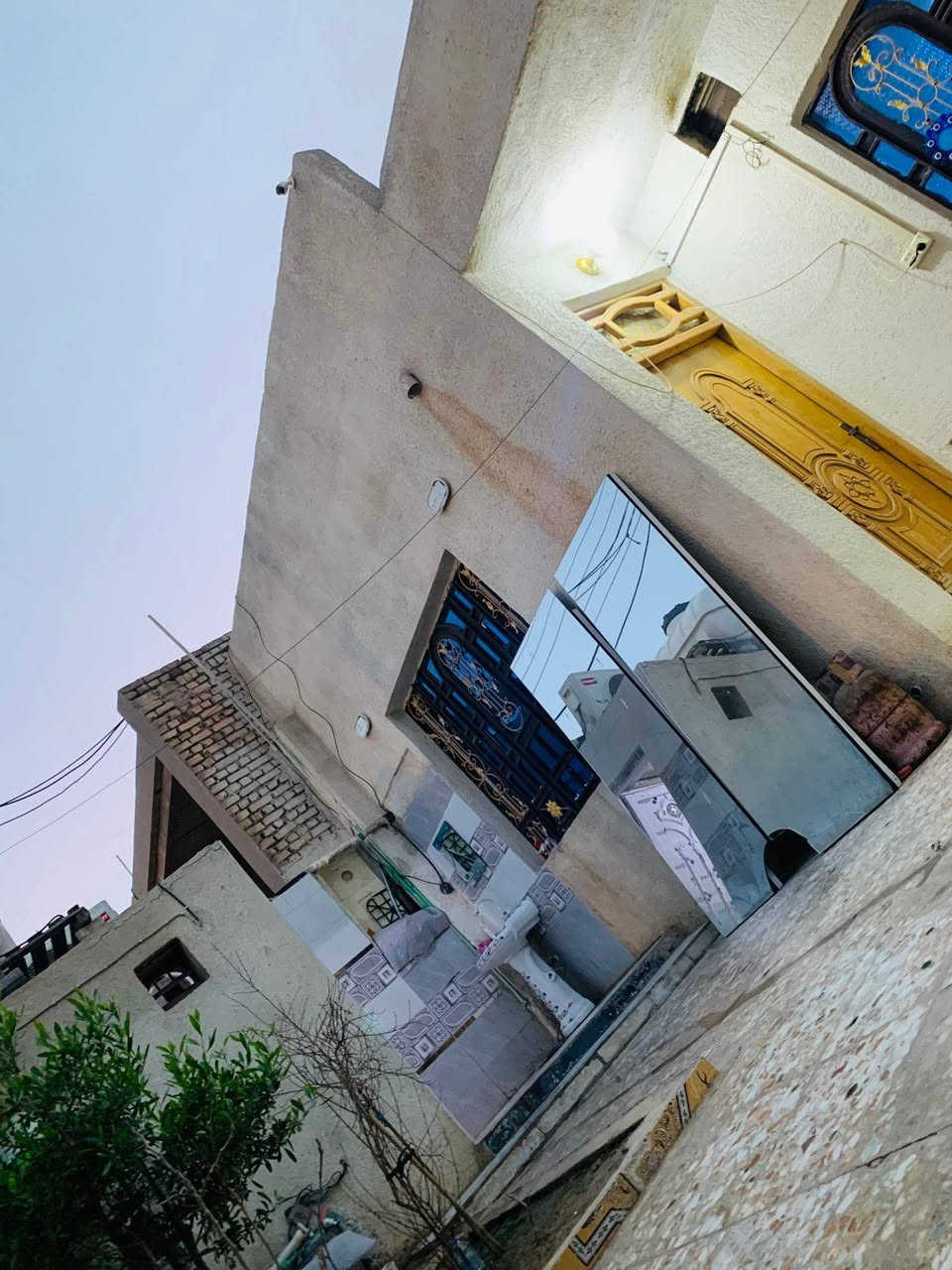 السلام عليكم دار للبيع ميسان العماره حي الرساله سوق زبيد المساحه ٢٠٠ متر
غرفين طابق ارضي وصحيات وصاله مفتوحه ومطبخ واستقبال وحديقه وكراج والطابق الثاني غرفه وصحيات داخليه وبيه شي قليل بناء باقي  الاستفسار الاتصال على الرقم***********
