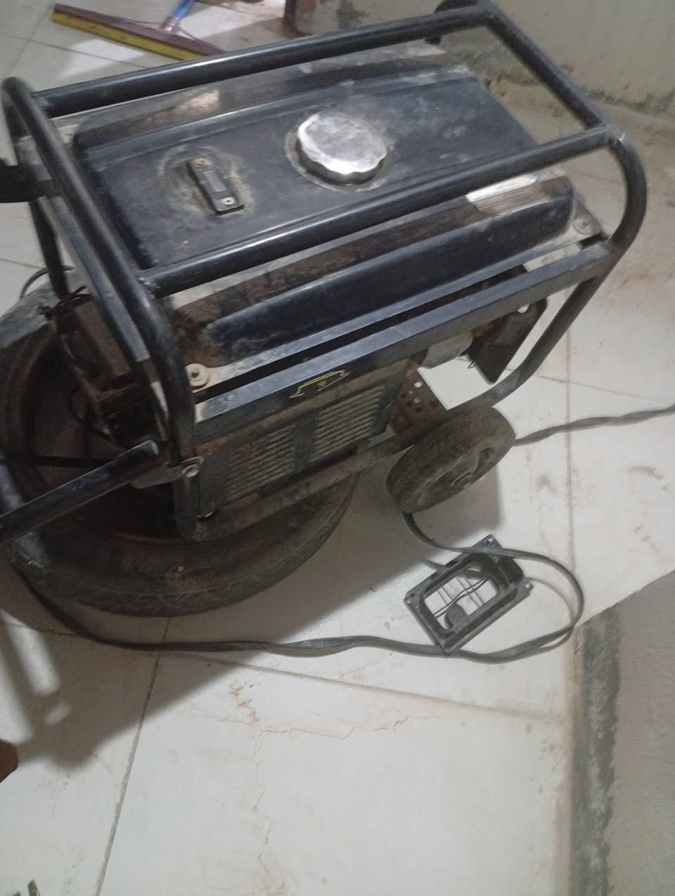 مولد سلف 12امبير للبيع السعر 200وبيه مجال مكانه طريق ياعلي عمود 124رقم  ***********
