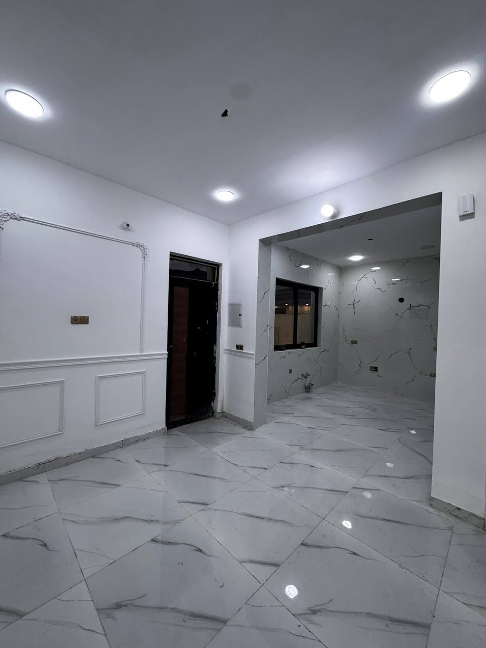 🏡 دار للبيع 🏡
📍 الموقع:
بانوراما – سلمان باك – المدائن / بغداد
مقابل مدرسة سعد الإعدادية
قريب من شارع المعارض
🏠 الدار ركن، موقع مميز وسكن راقي!
📐 المساحة: 130 متر
📜 الطابو: ملك صرف
✨ تفاصيل الدار:
• غرفة 1: 10 × 4 متر، مع حمام داخلي (نظام سويت)
• غرفة 2: 8 × 4 متر، مع حمام داخلي (نظام سويت)
• غرفة 3: 4 × 4 
• الاستقبال: 6.5 × 4 متر
• الصالة: 8 × 4 متر
• المطبخ: 4 × 4 متر، مع لوح هندي من شركة إيتاك
• الحمام الرئيسي الداخلي: 4 × 2.5 متر
• 4 حمامات داخلية بشكل عام
• أرضيات بورسلين شركة إيتاك
• قياس الأرضية 80 × 80
🔌 الكهربائيات: من شركة العقبة الأردنية، متكاملة وجاهزة
🚽 المجاري: من شركة أمل الشريف المصرية، بأعلى جودة
📲 للاستفسار والمشاهدة:
واتساب أو اتصال: ***********
