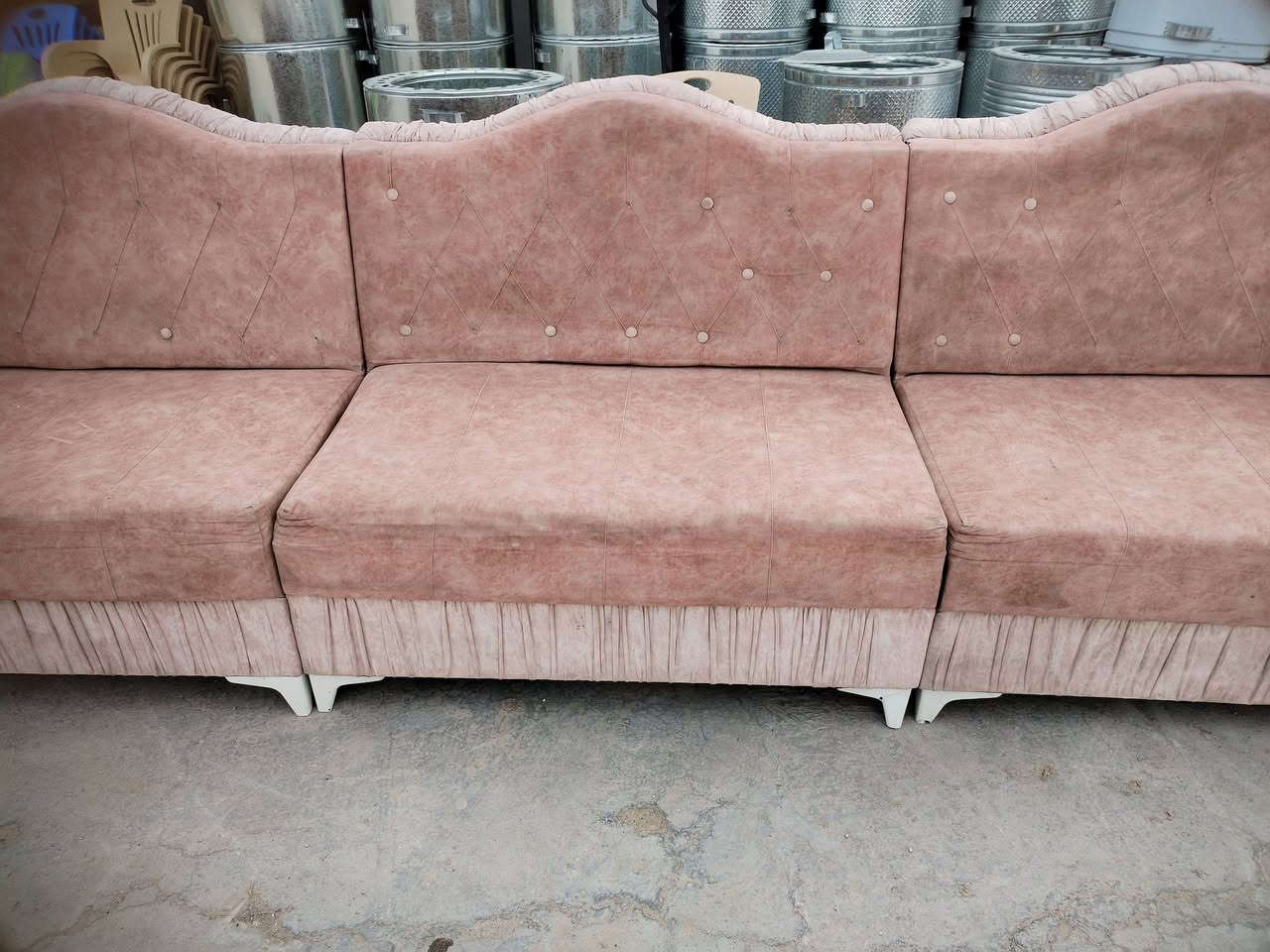 ديوان مستعمل نضيف
١٠ مقعد 
للاستفسار الاتصال على الرقم التالي ***********
***********
