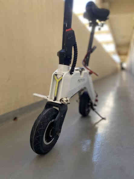 سلام عليكم سكوتر للبيع 
يتحمل وزن 95
ويطبق وزنه 5الى10كيلو
وبطاريه ليثيوم البطاريه تنشال
وبس قطعه وحده مكسوره وموجوده الي يشتري ياخذه 
وياه شاحنه اصليه وسرعته 18 على الوزن الثقيل 
اما الوزن الخفيف من 20 الى35 والبطاريه تشحن الموبايل او ايباد  يعني يشحن اي شيء
والسكوتر موديل 2023 ويبقى يمشي 20KM
وسكوتر نظيف والقطعه المكسوره تصلح 5تالاف بالصدريه 
سعره340وبي مجال رقمي على الوتساب ***********
