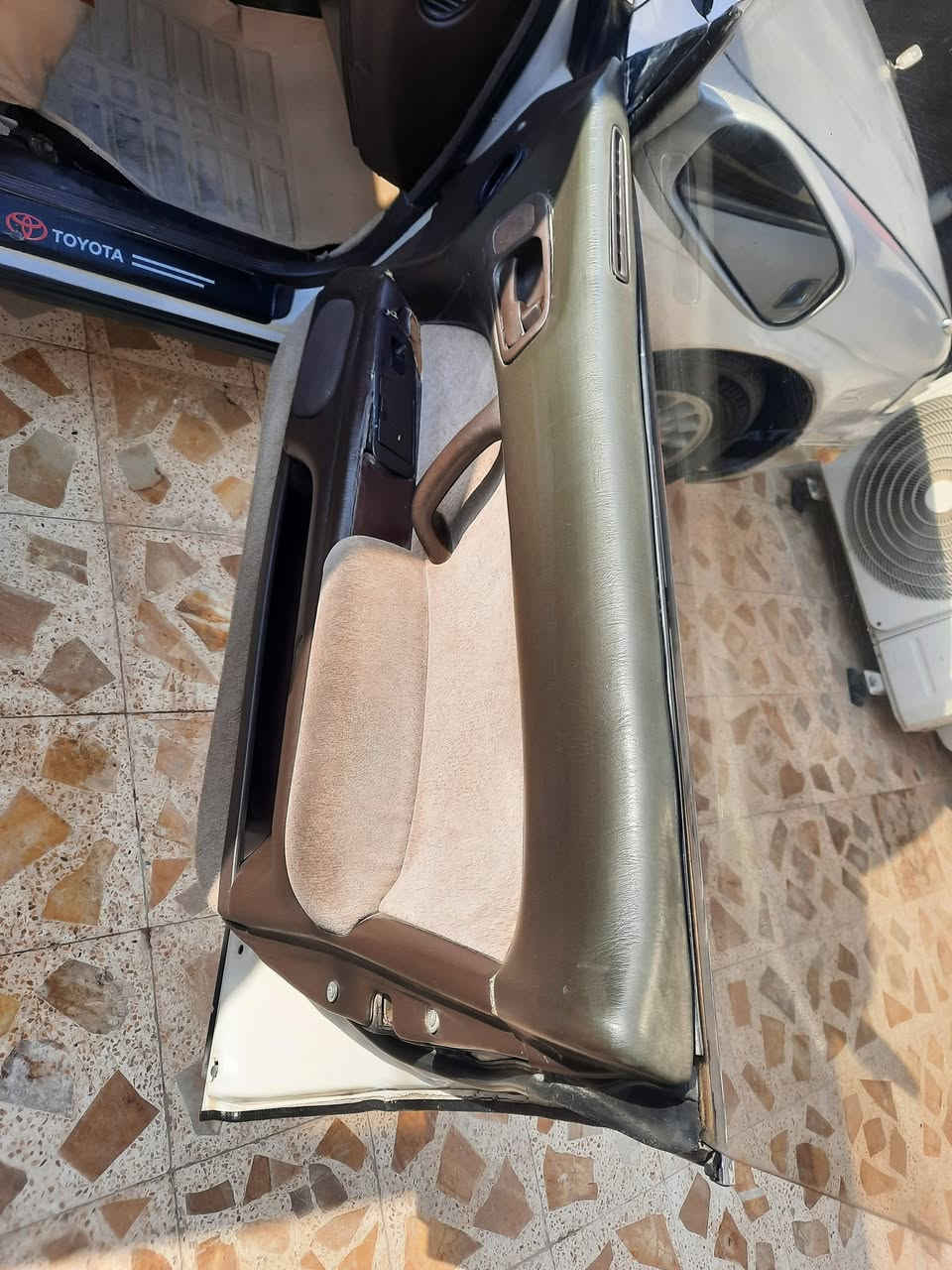 بطه مكفوله من الكص والنقل الجثه والضربه والصبغ العام سياره جاهزه حداديه وتخم تاير ومكينه وكير كفاله وشاشه وكامره ما ناقصه شي مكانها ميسان المجر الكبير سعرها ٥٠ وبيها مجال ***********
