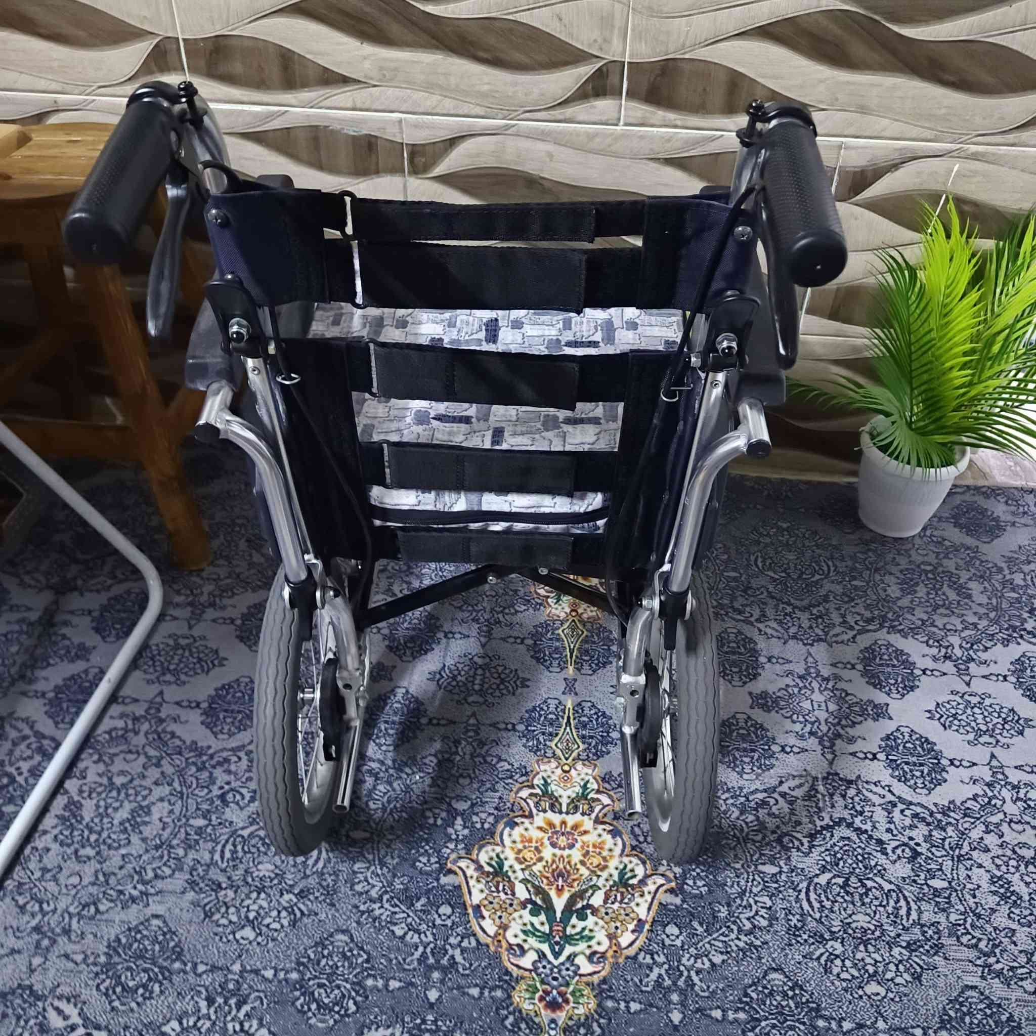 كرسي متحرك لذوي الاحتياجات الخاصة صنع ياباني المنيوم بالكامل عرض المقعد 40 تاير 14 جوانب ترفع مسند واحد بيه فقط الاتصال او المراسلة فقط ***********
