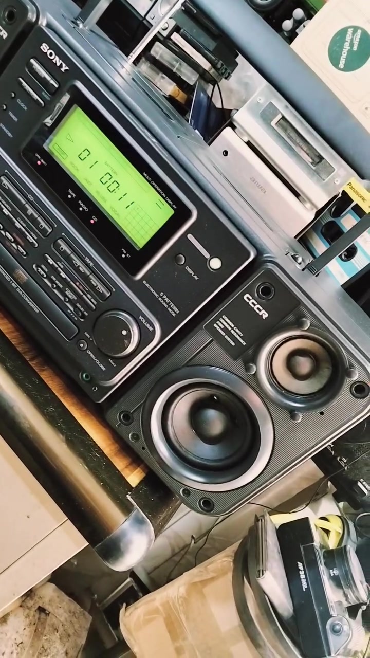 من نوادر الاجهزه اليابانيه 
بارتبل سوني SONY راديو مسجل سي دي CD
صناعه ياباني صنع سنة 1989
جهاز بلادي غير داخل تصليح ونظافة الجهاز 99%
موجات الراديو FM AM 
المسجل دبل كاسيت عدد 2 قلاب 
سي دي CD مع أوكس AUX
يعمل كهرباء 220 وباتري كبير 
مع واير كهرباء أصلي شركه
صوت عالي ونقي وتحكم بالصوت 
جهاز ثقيل الوزن 
أبعاد الجهاز عرض 47 سم ارتفاع 20 سم عمق 22 سم 
يوجد فديو بالمنشور يوضح التشغيل 
للحجز والاستفسار المراسله على الخاص


**إذا كنت صاحب هذا الإعلان وتريد حذفه لأي سبب، رجاءا أرسل رسالة إلى الدعم الفني**