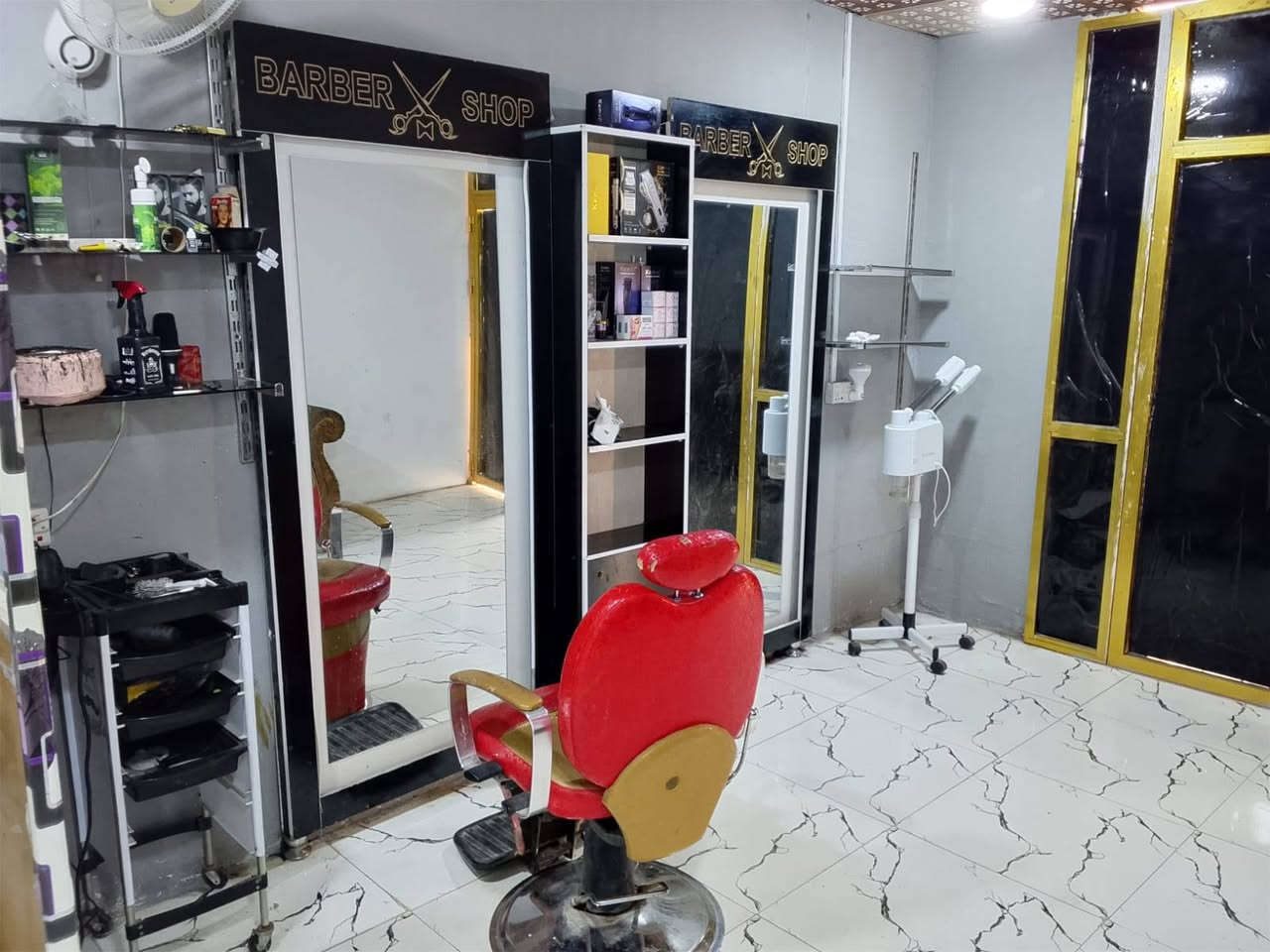 كرسي البيع مثل ماوضح بصوره شغال جكته عنوني البصراه قضاء المدينه سعره 100رقم ***********
