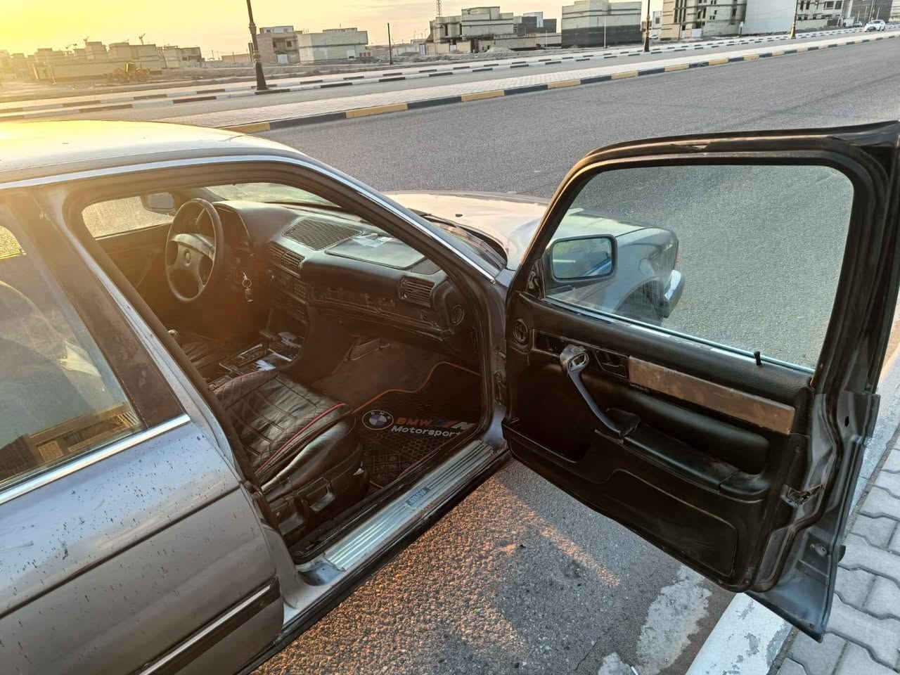 السلام عليكم سياره بي إم مديل 92 :؛ 8سلندر حجم 35 سياره جاهزه مكينه كير حداده تخم تاير سياره جهزه رقم الهاتف ***********//*********** .  مكان البصره   السعر 40  وبيه مجال.،
