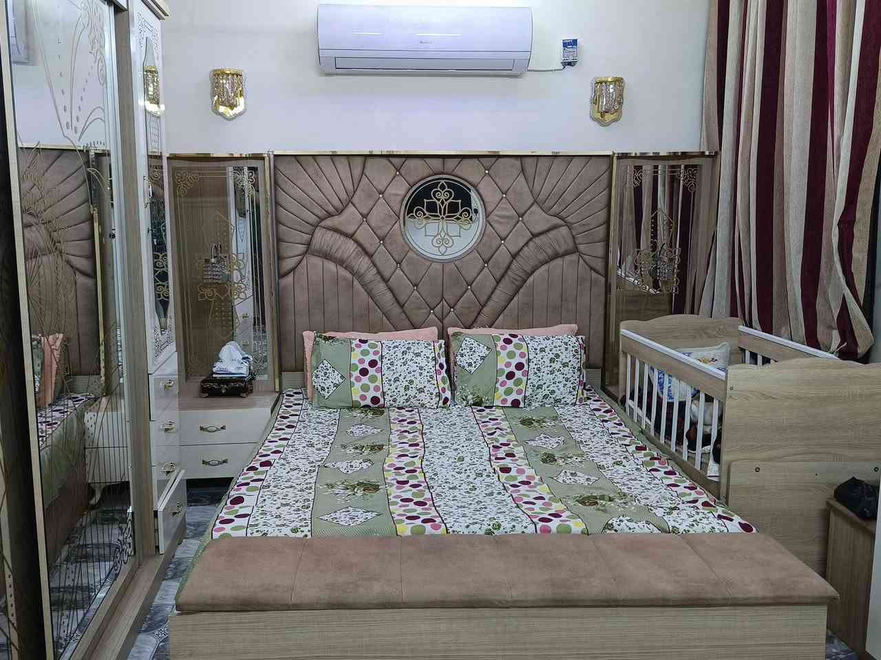 سلام عليكم إخوان
غرف نوم مستعمل 8 أشهر 
8قطع نضيفه وحلوه 
الاستفسار ***********وتساب فقط
