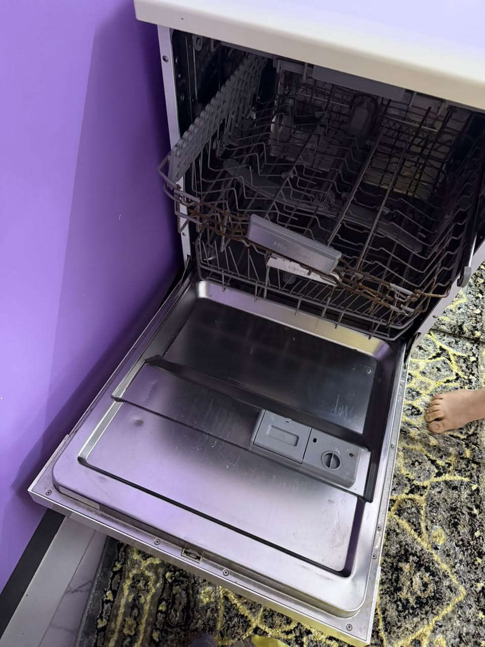 غسالة صحون 14نفر ماركة هايسنس 

مابيها اي ضرر للامانة فقط السلات بيها زنجار

ويتوفر عليها سلات احتياط
وميز بلازما بعدا جديد ونضيف مابي ضرر 
الميز ب65  وبي مجال 
الغسالة 250وبيها مجال التواصل ***********
