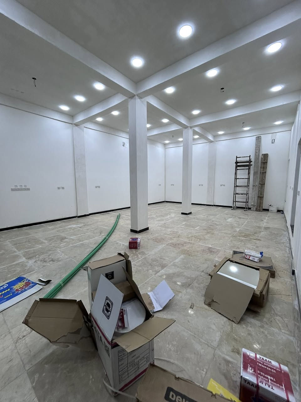 السلام عليكم محل للايجار محل مفتوح مو محلين قرب شارع مكاتب على شارع سادين مساحه محل 108م يحتوي على صحيات و مخزن
لتواصل على رقم ***********
