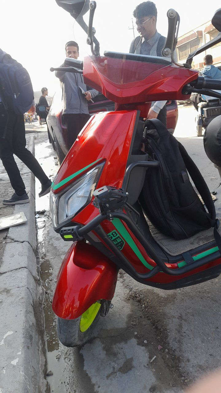 السلام عليكم دراجه شحن للبيع G8
موصفاتها 
الباتريات مسطرة الحجم الكبير ٦ بطاريات اكبار 
ملف ٢٠٠٠ نحاس حقيقي 100% 
تمشيك 85كيلو حقيقي 
سرعه 85
نظام الرجوع الى الخلف ومثبت سرعة 
لايت ليد زنون مع بلاجكترات ٢ هدية 
بيها نسختين سويج وبصمة وصندوق 
مع (شاحنة اصلية )و (دواسة مال رجل) 
الرقم ***********
العنوان بغداد الشعب 
السعر 650
الدراجه مكفوله كفاله عامه 
ملاحظه مستعجل على بيعتها
