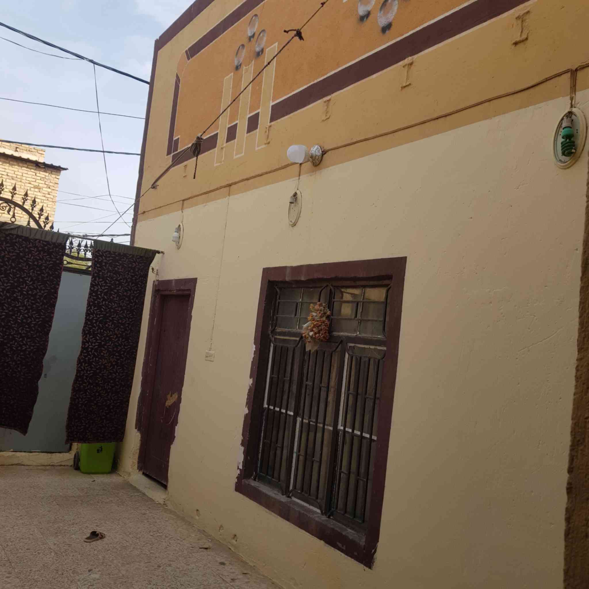 بيت للبيع طابو صرف 
مساحته 171 متر 
يحتوي البيت على غرفتين وصاله واستقبال ومطبخ وصحيات 
ومنور على طول البيت وكراج سياره 
موقع البيت خلف بيت سيد فليح 
الاستفسار مراجعه المكتب عادل الزيادي 
قرب كراج الطبكه 
عادل ***********
علي ***********
