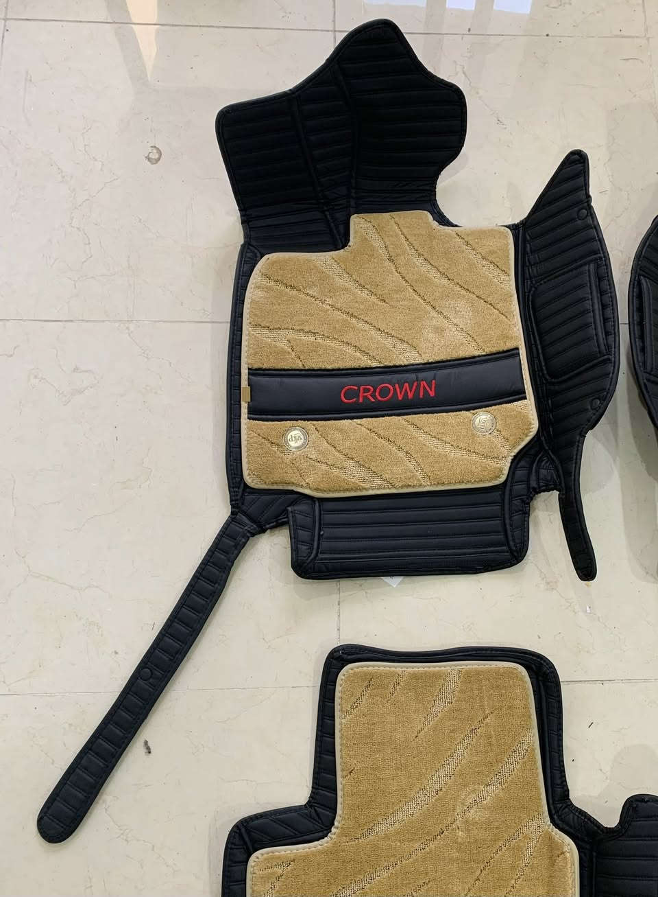 السلام عليكم
من رخصة الادمن الغالي
ارضيات كراون ٢٠٢٣ الى ٢٠٢٥  
ارضيات حوضية جلد و كاربت
مع قطعة الصندوق
جلد اصلي ونوعه ثقيل 
السعر ٨٥ الف
لدينا خدمة توصيل لجميع محافظات


**إذا كنت صاحب هذا الإعلان وتريد حذفه لأي سبب، رجاءا أرسل رسالة إلى الدعم الفني**