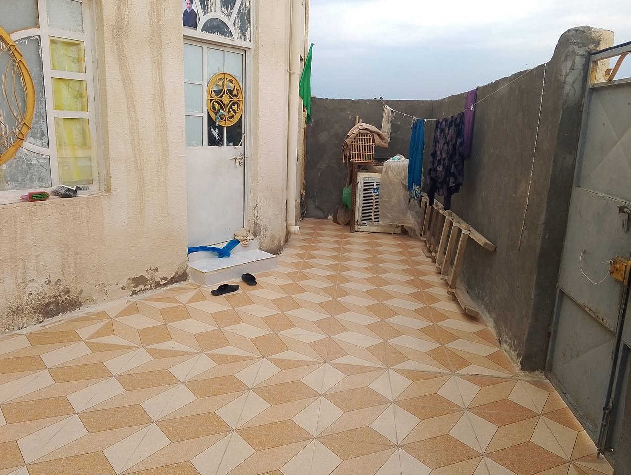 السلام عليكم بيت زراعي في ناحيةاورازيدينا وفيه قرب مدرسة صفي الدين غرفتي نوم وصاله ومطبخ كبير وحمام خارجي وداخلي استقبال البناء ابلوك شمال المساح107معه وصل بلدية وفرجميع الخدمات ونت ضوءي الاستفسار على الرقم ***********رجاءبس الشراب يتصل غاص @ماكو
