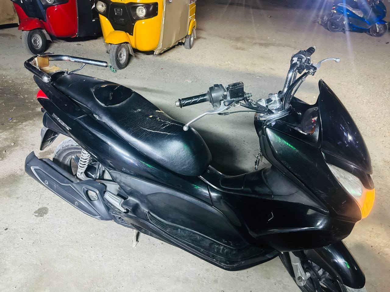 سلام عليكم دراجه 125 pcx  جيل الاول  دراجه مكفوله  مكينه تخبل  مامفتوح برغي    حساس ازدحام   حساس استان كله شغال ما عدى شخوط بصيطه.  مدينه الصدر ***********
