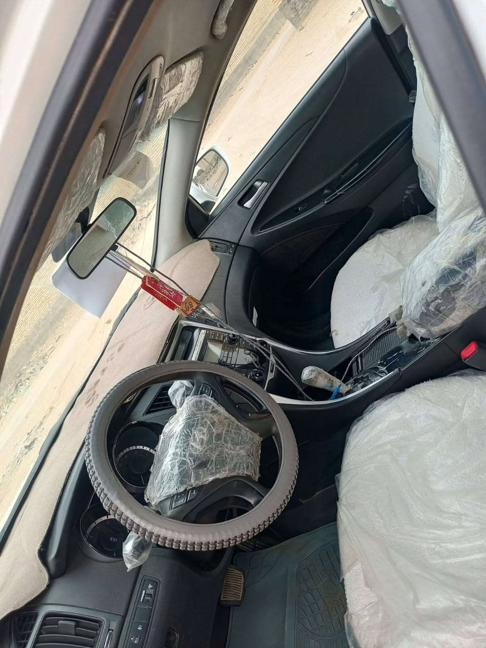 سلام عليكم سوناتا مديل 2013 مواصفات خليجي اشاير بل مري دسك امامي خلفي تبريد قطعتين  كير محرك كفاله السيارة رقم مثنئ مميز تريد تحويل اتريد وكاله مكاني كربلاء بيع مستعجل رقم المبايل *********** السعر 105 وبيه مجال
