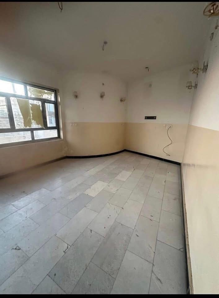 سلام عليكم يوجد ايجار شقة للايجار في حي الحسين غرف ٢نوم صالة هول مطبخ صحيات معزول
السعر الايجار ٤٥٠ الف دينار 
الاستفسار عل الرقم *********** 
مكتب عقارات 🏡 الزيتون 
العنوان المكتب الزيتون شارع60 مدخل حي الحسين الكرامة الشارع مقابل مدينة حمورابي  مقابل ستوديو مصور دبي مقابل صيدلية نارنج
