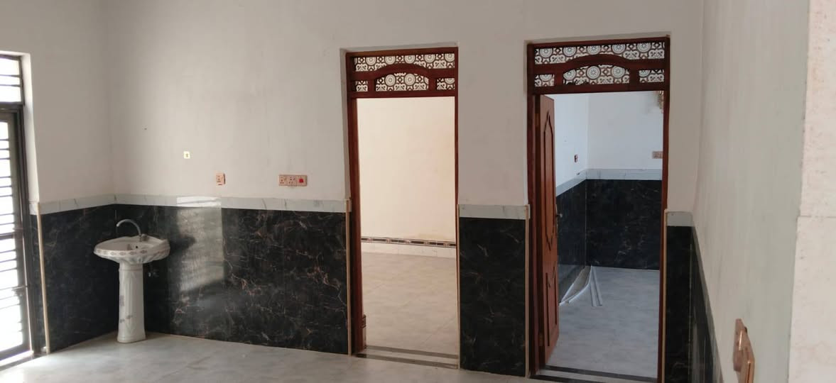 دار للبيع الشيشان الاولى ع الشارع قريب السايدين مال مغربه بشارع الملعب الخماسي مساحه 130 متر طابو سعره 105 وبي مجال 
***********
