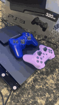 يالله سلام عليكم بلي ستيشن 3 الاصلي نضيف وجديد وغراضه كله كامله معه يداد ثنين معه هارد بلي يجن بيه 50 لعبه الابلي جديد ونضيف وما داخل تصليح ابد الله شاهد شرط تجي تفحص اذا مفتوح لو داخل تصليح تعوفه السعر 170 / العنوان البصرة الزبير / الاتصال (***********)
