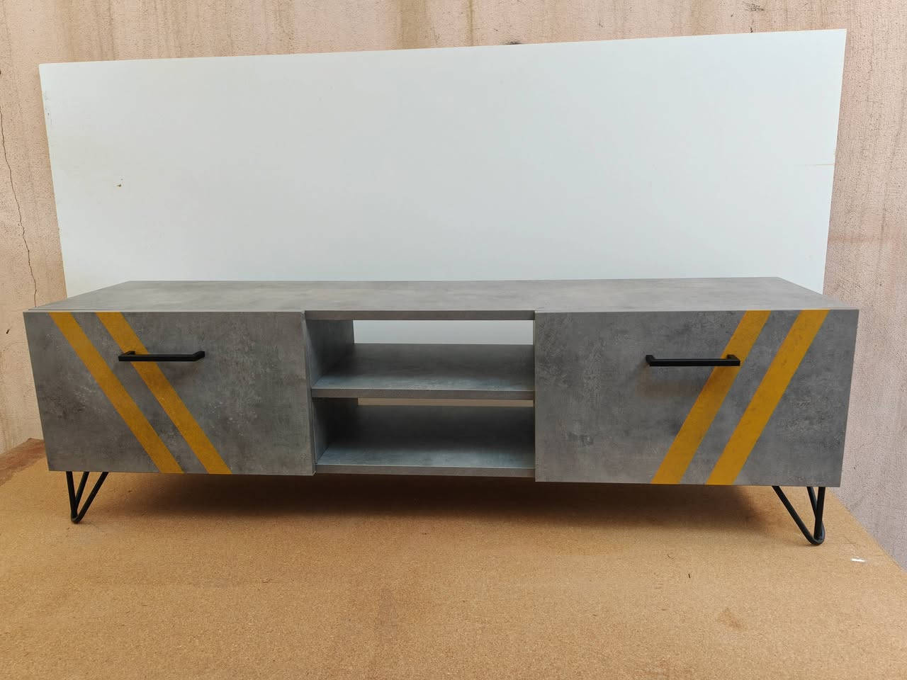 ميز تلفزيون
شغل عراقي ضمان
للتواصل ***********
يوجد توصيل
