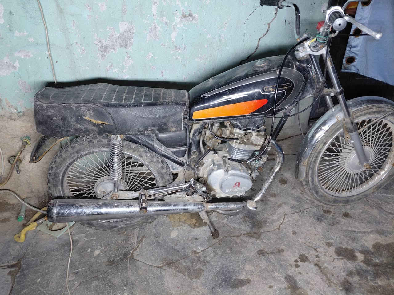 السلام عليكم
دراجه للبيع اربعه كير كلك مكاني شارع المطار القديم 
السعر ٢٠٠ الف ***********
