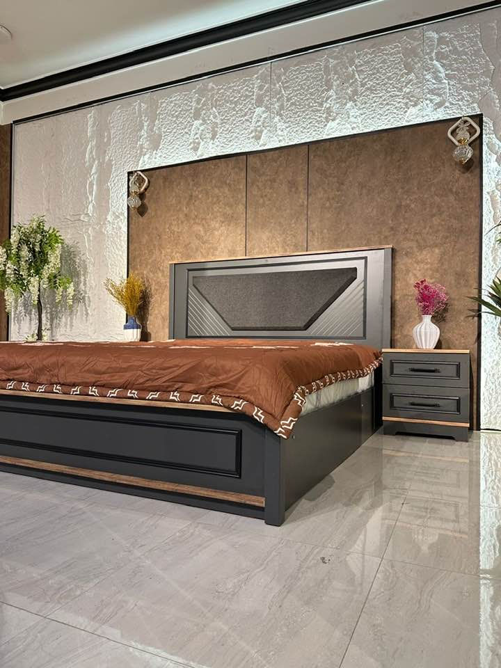 على بركة الله وصول غرفه تركيه درجه أولى ١٠ قطع .
قياس الكنتور مع الملحق ٣ متر و ٢٠ سم . ظهر بلوك .
قياس السرير ١٨٠ سم عرض ، طول ٢ متر ، السرير مخزن جك . 
السعر مليون و ٦٥٠ الف دينار مع الشد والتوصيل داخل مركز الحله مجانا .
الوسيم للاثاث التركي - حله - شارع ابو القاسم - مقابل صيدلية الأمل . 
للاستفسار الاتصال *********** - *********** واتساب .
