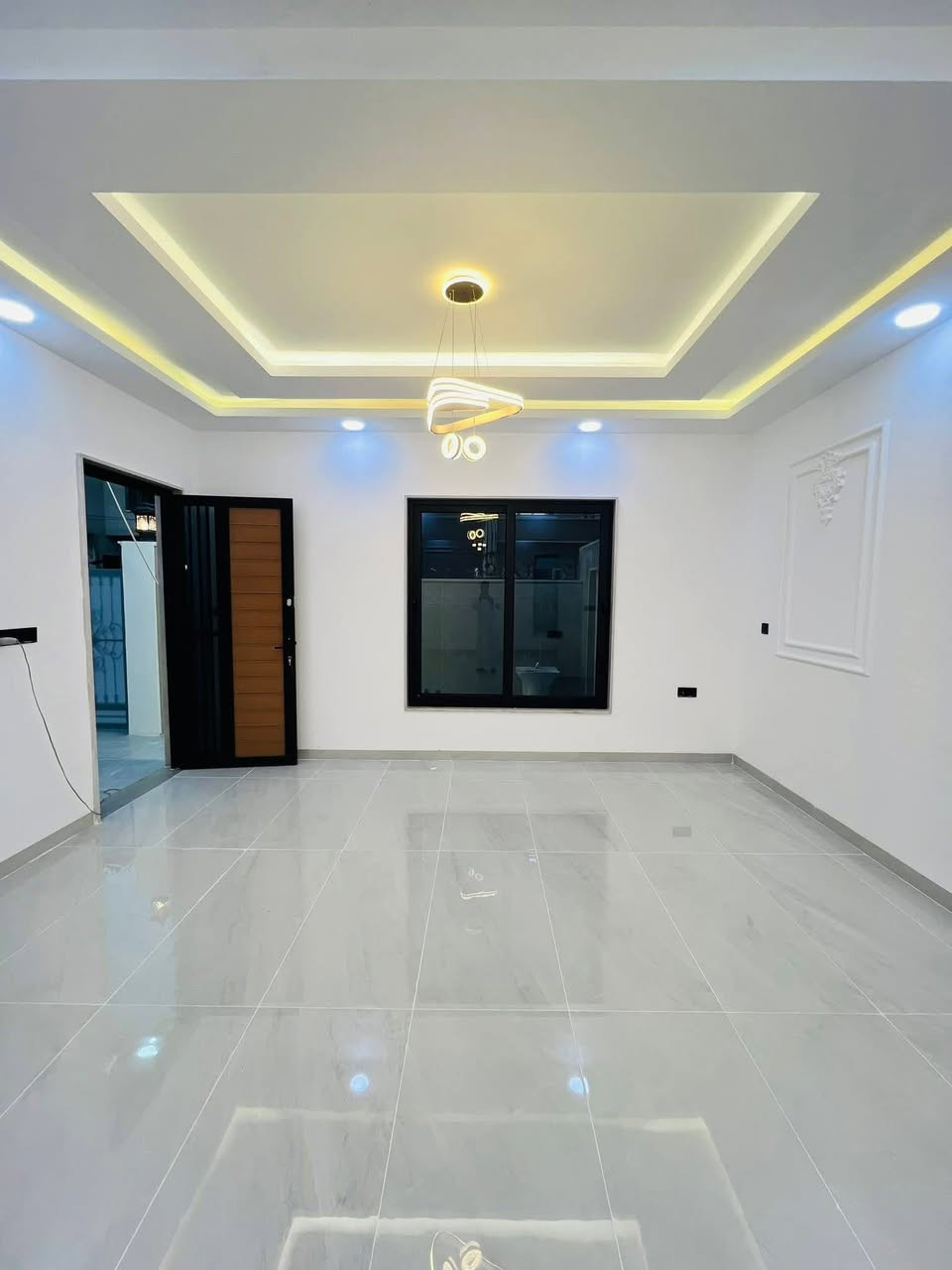 � دار للبيع – فرصة لا تعوّض! 🏡
📍 الموقع: الموصل – [ حي الملايين الأولى -تقطيع الصابونجي ]

📐 المساحة: [ 160متر واجهة 10 متر ]
🛏️ عدد الغرف: [ 5غرف نوم ]
🛁 عدد الحمامات: [ 3حمام ]
🍽️ مطبخ + صالة + كراج + سطح 

✨ المميزات:
✅ موقع حيوي وقريب من الخدمات
✅ بناء مرتب وتشطيب راقي
✅ تسليم فوري
✅ سند زراعي بستان ملك صرف نموذج25

💸 السعر: [ يُذكر عند التواصل / او الاتصال ]

📞 للاستفسار اتصلوا بنا على الأرقام التالية:
***********
***********
