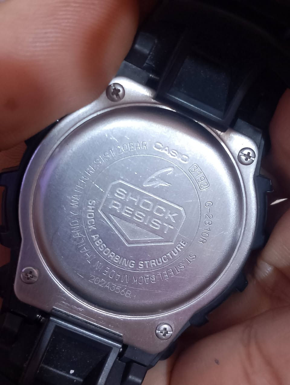 ساعة كاسيو جيشوك G_2310 R

نظام Tough Solar: تعمل الساعة بالطاقة الشمسية، 
 مقاومة الماء 200 متر 
التوقيت العالمي: تدعم ميزة World Time لعرض الوقت في مدن مختلفة حول العالم 
الإضاءة: تحتوي على إضاءة خلفية Full Auto EL تنشط تلقائياً عند إمالة المعصم في ظروف الإضاءة الضعيفة.
المتانة: تصميم مقاوم للصدمات يحمي الساعة من التأثيرات الخارجية والاهتزازات القوية.
 
منبه يومي مع خاصية الغفوة، وساعة إيقاف

 (Stopwatch)، ومؤقتاً تنازلياً، وتنسيق وقت 12/24 ساعة
. الهيكل مصنوع من الراتنج والفولاذ المقاوم للصدأ بقطر يبلغ حوالي 46
نظافة تامة كما مبين في الصور
السعر 65 الف شامل التوصيل


**إذا كنت صاحب هذا الإعلان وتريد حذفه لأي سبب، رجاءا أرسل رسالة إلى الدعم الفني**