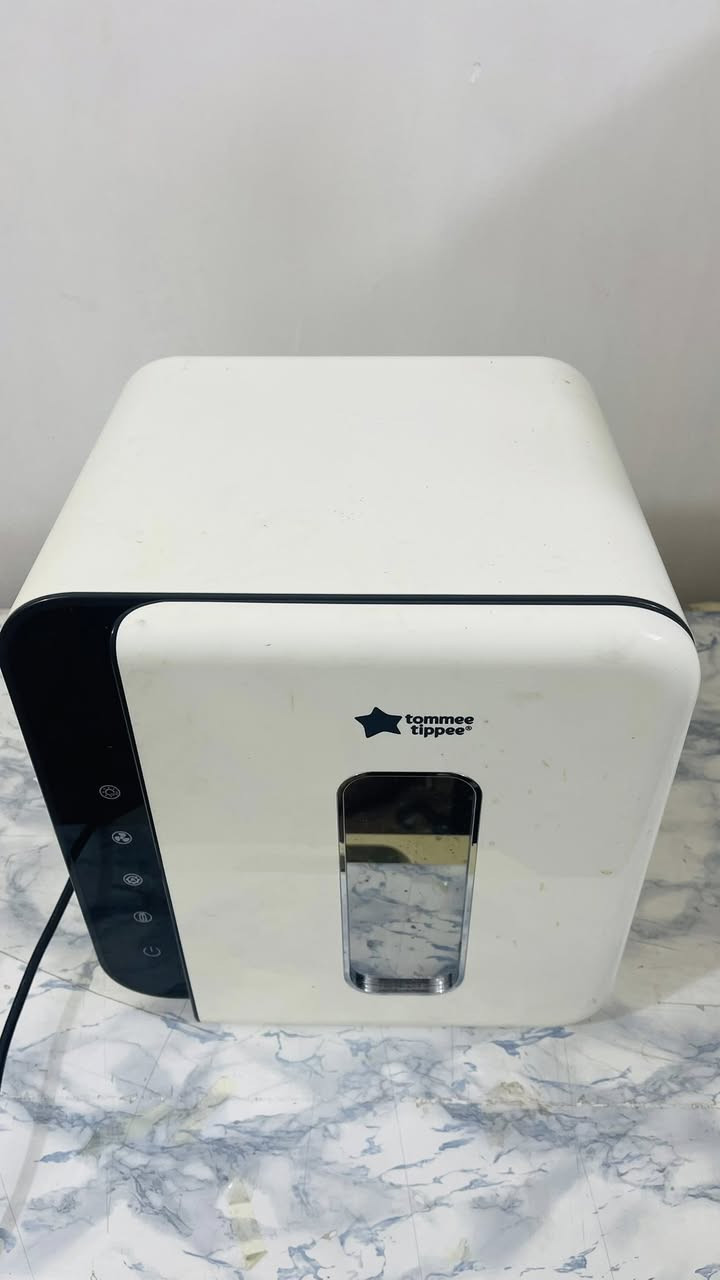 الجهاز الظاهر في الصور هو معقم ومجفف بالأشعة فوق البنفسجية (UV) من شركة Tommee Tippee، يُستخدم لتعقيم وتجفيف رضاعة الأطفال وملحقاتها.

🔹 الوظيفة الأساسية
 • تعقيم بالـ UV-C لقتل 99.9% من البكتيريا والفيروسات.
 • تجفيف بالهواء الساخن المفلتر.
 • يمكن استخدامه للتعقيم فقط، أو التجفيف فقط، أو الاثنين معًا 
اطوني سعر بي


**إذا كنت صاحب هذا الإعلان وتريد حذفه لأي سبب، رجاءا أرسل رسالة إلى الدعم الفني**