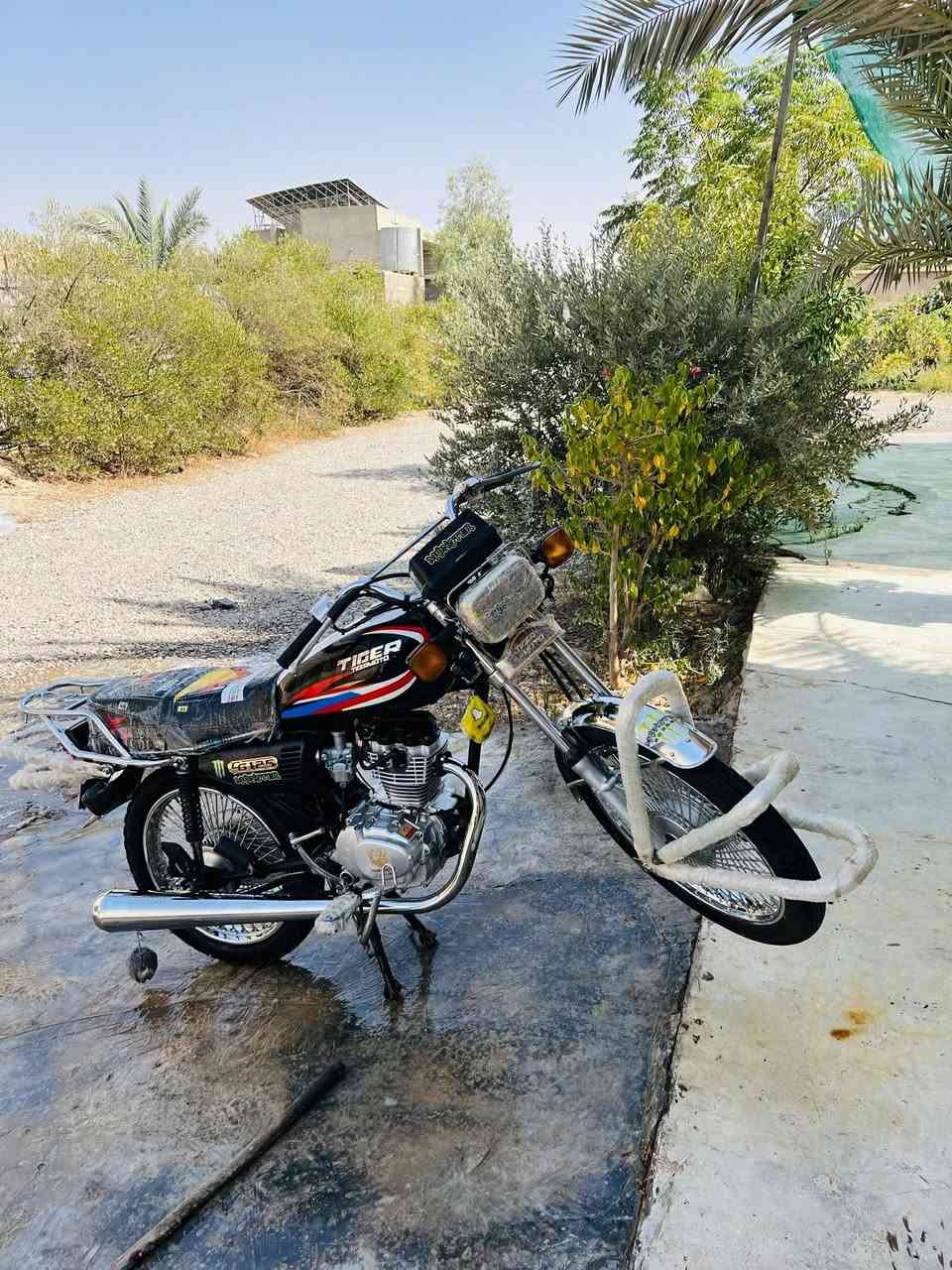 السلام عليكم 
موطور تايكر 
موديل 2022
كهربائيات كله شغاله 
مرتب 
كامل ما تصرف علي ولا ربع 
محرك ما مفتوح شرط 
السعر 450وبي مجال 
هـــ ‏‪***********‬‏
مكاني شميط
