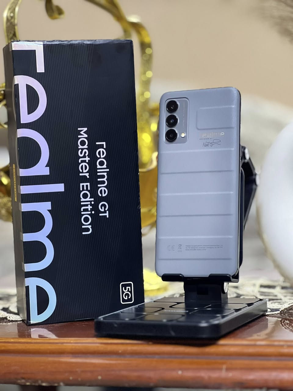 � جوال realme GT Master Edition – أداء قوي وتصميم أنيق 🔥
إذا كنت تبحث عن هاتف يجمع بين القوة، السلاسة، والتصميم العصري، فإن realme GT Master Edition هو خيارك المثالي.

📱 
التصميم

 • تصميم مميز وخفيف الوزن
 • سمك نحيف ومريح في اليد
 • وزن يقارب 174 غرام

🖥 
الشاشة

 • نوع الشاشة: Super AMOLED
 • المقاس: 6.43 إنش
 • الدقة: FHD+ (1080 × 2400)
 • معدل التحديث: 120Hz لسلاسة فائقة
 • حماية: Corning Gorilla Glass

⚙ 
المعالج والأداء

 • المعالج: Qualcomm Snapdragon 778G
 • تقنية تصنيع 6 نانومتر
 • أداء قوي للألعاب والتطبيقات الثقيلة
 • معالج رسومي: Adreno 642L

💾 
الذاكرة والتخزين

 • RAM: 6 / 8 جيجابايت
 • التخزين الداخلي: / 256 جيجابايت
 • نوع الذاكرة: UFS 2.2
 • يدعم توسيع الذاكرة الافتراضية (Dynamic RAM)

📸 
الكاميرات

الكاميرا الخلفية الثلاثية:

 • 64 ميجابكسل (أساسية)
 • 8 ميجابكسل (واسعة)
 • 2 ميجابكسل (ماكرو)

مميزات التصوير:

 • تصوير فيديو 4K
 • HDR
 • وضع الليل

الكاميرا الأمامية:

 • 32 ميجابكسل
 • تصوير سيلفي عالي الدقة

🔋 
البطارية والشحن

 • السعة: 4300 مللي أمبير
 • شحن سريع 65 واط SuperDart
 • يشحن 100% خلال حوالي 33 دقيقة

📡 
الاتصال والمزايا

 • يدعم 5G
 • Wi-Fi وBluetooth 5.2
 • بصمة شاشة سريعة
 • سماعات ستيريو
 • نظام التشغيل: Android مع واجهة realme UI

✅ 
الخلاصة

✨ realme GT Master Edition يقدم:

 • شاشة 120Hz مذهلة
 • معالج قوي من الفئة المتوسطة العليا
 • شحن فائق السرعة
 • كاميرات ممتازة مقابل السعر

للتواصل معي في الخاص او على الرقم ***********

📦 خيار مثالي لمن يريد أداء قوي وسعر مناف
