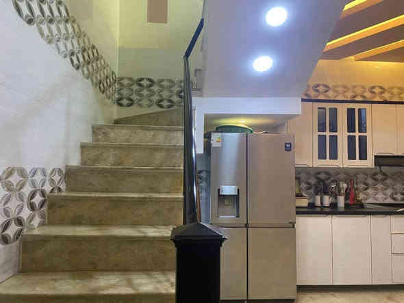 سلام عليكم دار للبيع مساحه ١٠٠ متر  طابوا ملك صرف العنوان الشعب قرب فلكه صباح الخياط بتجاه نادي النفط رابع فرع مقابيل مركز سناريا للتجميل طابقين ونصف  بناء 2024  فول مواصفات  بي 5 غرف نوم وستقبال مدخلين  وبي مطبخ حار + بارد.    حمامات عدد ٢  السعر 315  وبي مجال شي بسيط للشراي رجاءا غير متواجد بالفيس الا تصال على الرقم (*********** )
