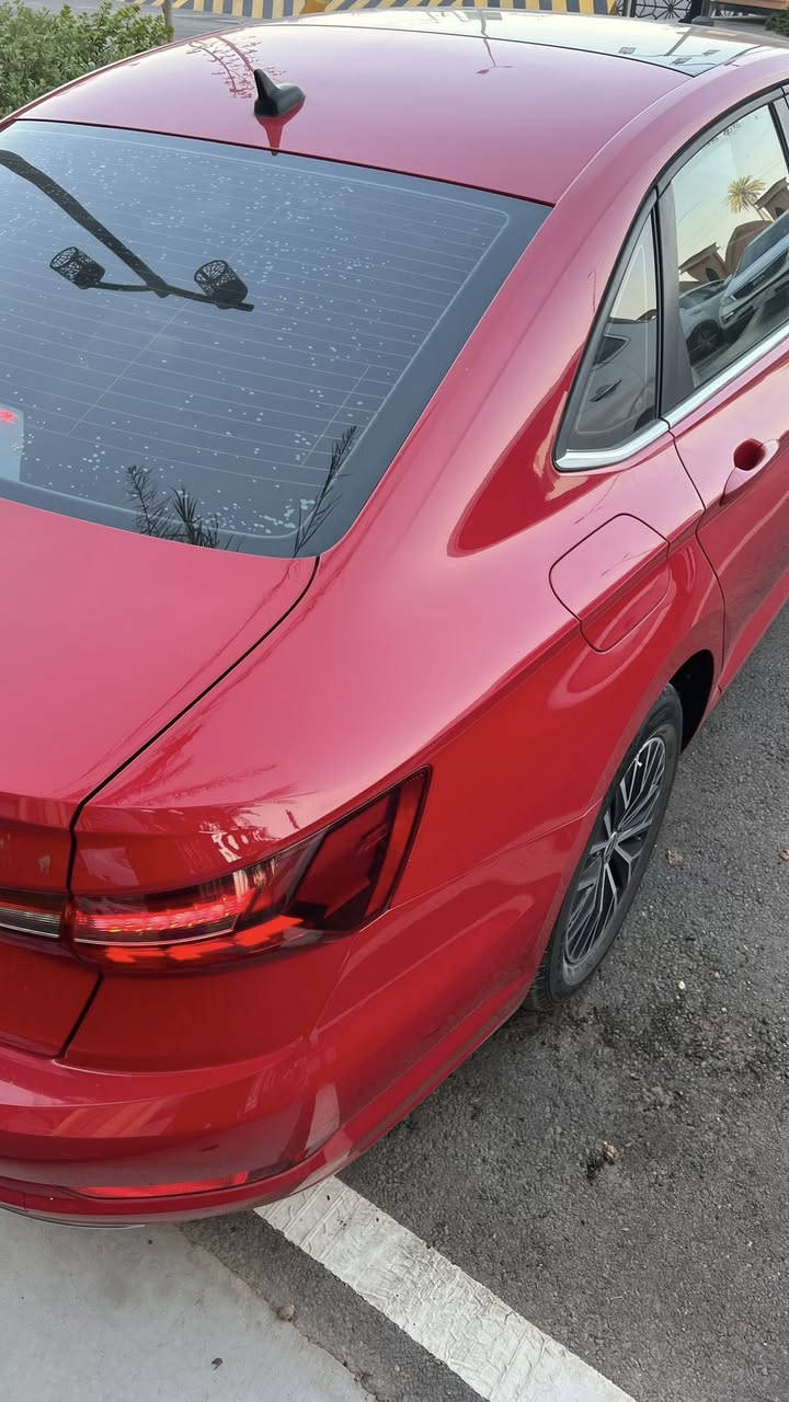 بسم الله وعلى بركة الله
🚗 للبيع – VW Jetta 2021 SE Plus 🇩🇪
لون أحمر – استخدام شخصي – السيارة باسمي (رقم دهوك)

🔹 المحرك: 1.4L TSI – 4 سلندر
🔹 العداد: 31,000 ميل

✨ مواصفات فئة SE Plus :
• دخول ذكي + تشغيل عن بعد
• مقاعد جلد
• كرسي السائق كهرباء مع دعم فقرات الظهر 
• تدفئة مقاعد أمامي وخلفي
• تدفئة ستيرن
• فتحة سقف كبيرة
• شاشة ذكية + Apple CarPlay & Android Auto
• رادار أمامي وخلفي + نقطة عمياء
• نظام مانع تصادم أمامي وخلفي
• الجامات الأربعة Auto

🚧 الحالة:
• ضرر خفيف موضح بالصور 
• جميع الإيرباكات سليمة ما عدا إيرباك البردة جهة السائق
• قابلة للفحص الكامل عبر رقم الشاصي أو سونار
•رقم الشاصي : 3VWC57BUOMM016318

🔧 تم تجديد الصدر الأمامي بقطع أصلية ألمانية في مركز MOTUL Service
🛞 تايرات Nexen كوري بحالة ممتازة
⛽ استخدام بنزين محسن فقط ودهن Motul الحسام

💰 السعر: 15,200 دولار – قابل للتفاوض للجادين 

📍 مكاني بغداد
📞 ***********
