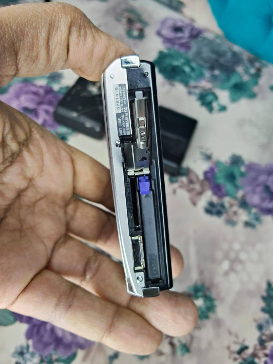 Sony Cyber-shot DSC-T300 
كامرة سوني مع ملحقاتها بدون رام 
قيم بما يرضي الله واخذها ..


**إذا كنت صاحب هذا الإعلان وتريد حذفه لأي سبب، رجاءا أرسل رسالة إلى الدعم الفني**