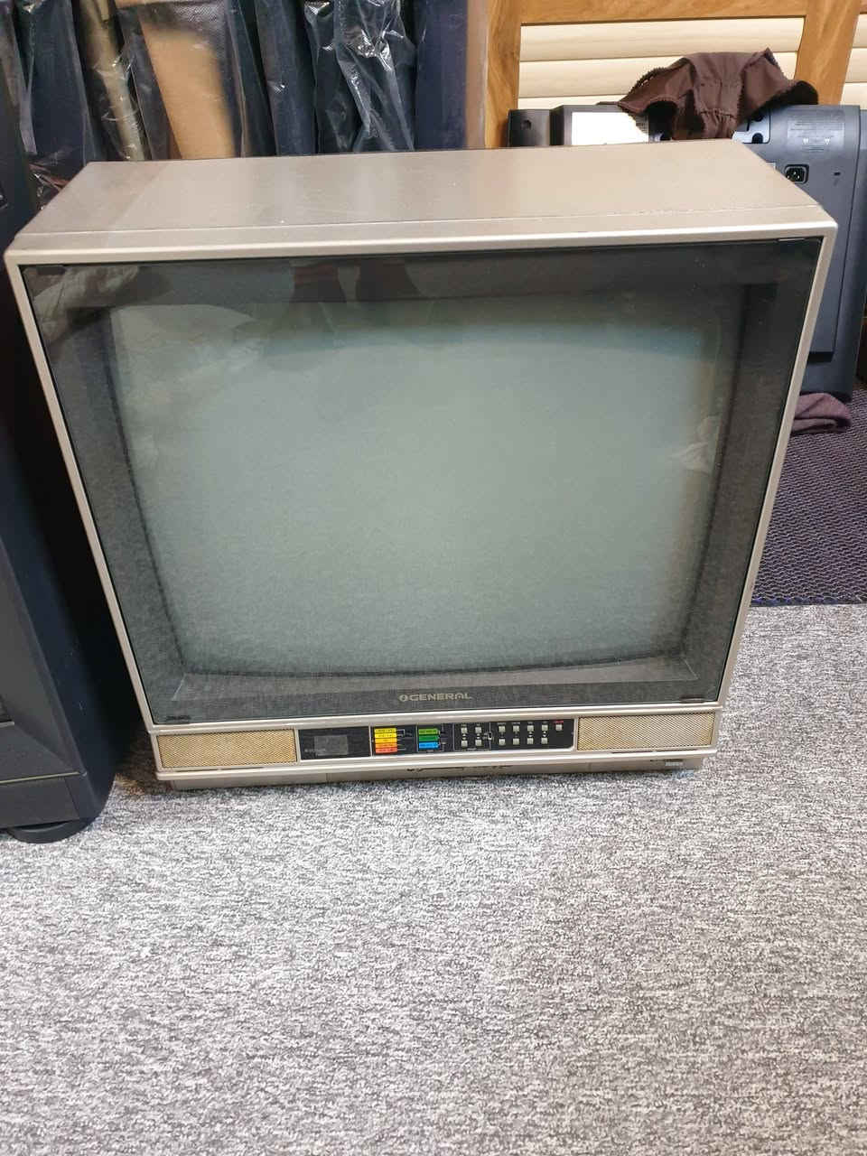 تلفزيون جينرال نظيف جدا صنع في اليابان  بي مشكله تشتغل الشاشه وراها تصير سودة الي يفيدة يخلي سعر معقول وبالعافية ***********
