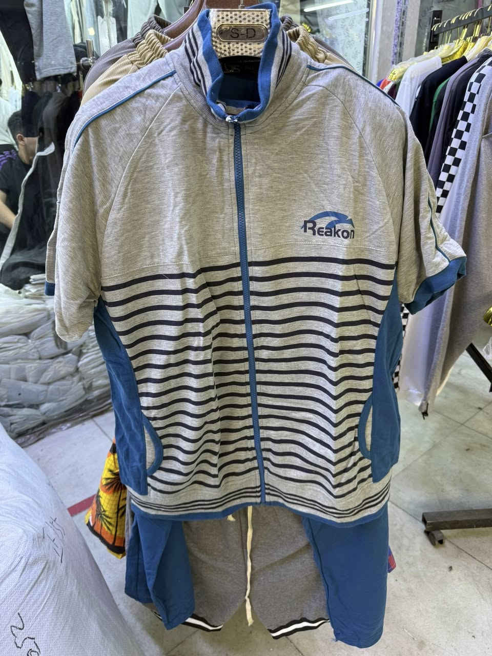 محلات احمد الحنين للالبسة الجاهزه
وصل حديثا 
تراك صيني درجه اولى 
خامه قطني ١٠٠%
قياس هاف رسمي M L XL XXL 
كل موديل ٦ الوان 

عنوان شورجه عمارة الرصافي ٢ السرداب اول محل يمنه ***********
