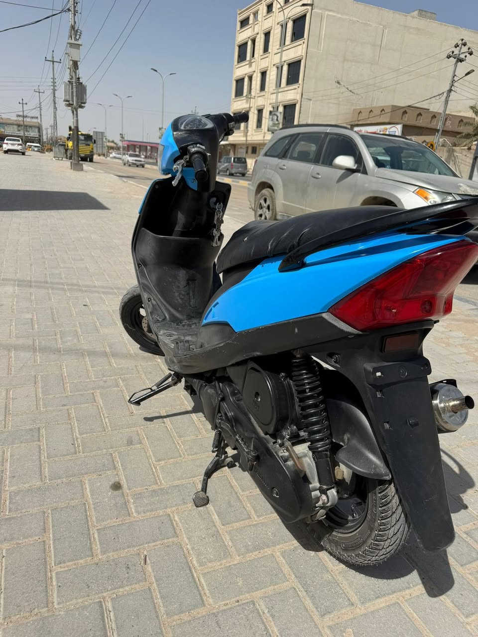 السلام عليكم ماكس عدله للبيع دراجه بلاديه كله شغله من كهربائيات لايتات اشاير اصطاب خلفي كله شغال دراجه برغ ما مفتوح بيهه و ما ماشيه زيرو د اجه مزوده كلاجات رياضي وكزوز رياضي مكينه ما مفتوحه السعرها 1250 بيه مجال مكانه البصره ابو خصيب للستفسار تصال ***********
