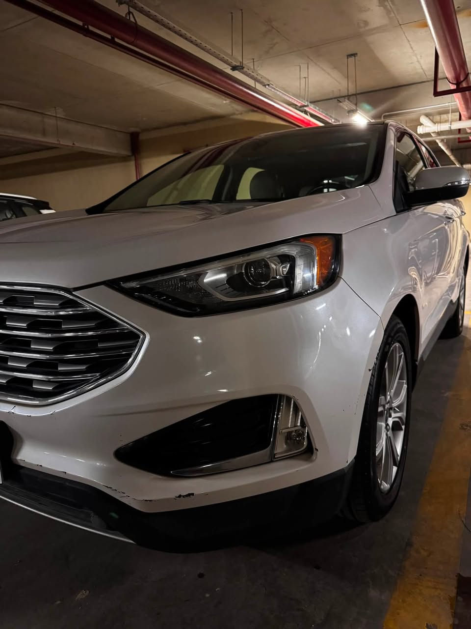 السلام عليكم شباب.. فورد إيدج تيتانيوم 2019 (Ford Edge Titanium) للبيع

أعلى مواصفات بالفورد (Titanium)، عزل وفخامة ومتانة ومتعة بالسياقة.

📌 تفاصيل السيارة:
 الموديل: 2019.
 المحرك: 2.0L EcoBoost تيربو .
 المسافة المقطوعة: 65,200 كم (ممشى حقيقي).
 وارد كندي.
 اللون: خارجي أبيض / داخلي جلد أبيض.

🛠️ حالة البودي والصبغ:
 السيارة بدون صبغ نهائياً.
 بيها بعض الرصعات والخدوش البسيطة الموضحة بالصور، وكلها تتصلح (على البارد) وترجع لوكالة بدون أي مشكلة.
 تقرير السونار وفحص السيارة مرفق وية الصور بالمنشور لضمان الشفافية.

⭐ أبرز مواصفات فئة التيتانيوم (Full Options):
 بصمة تشغيل وبصمة أبواب + تشغيل عن بعد.
 شاشة تدعم Apple CarPlay و Android Auto.
 نظام صوتي بريميوم فاخر من شركة B&O (Bang & Olufsen) العالمية صوت بنقاوة وفخامة عالية جداً.
 كراسي جلد كهرباء (تدفئة) + ذاكرة لخزن وضعيات الجلوس (Memory Seat) ستيرن تدفئة.

 أنظمة الأمان: رادار جانبي (نقطة عمياء)، نظام تحديد المسار.
 إضاءة داخلية محيطية (Ambient Lighting) بألوان متعددة.
 لايتات LED تفاعلية ذكية + ويل كروم حجم كبير بلادي خاص بالتيتانيوم.
 التبريد قطعتين ثلج ما شاء الله، وصدر السيارة وجاهزيتها 100%.

💵 السعر المطلوب: ١٥٧ ورقة وبيه مجال بسيط
📜 السنوية والتحويل: السنوية جديدة بأسمي والتحويل ثاني يوم
📍 مكان السيارة: أربيل 
📞 للاستفسار والاتصال: ***********
